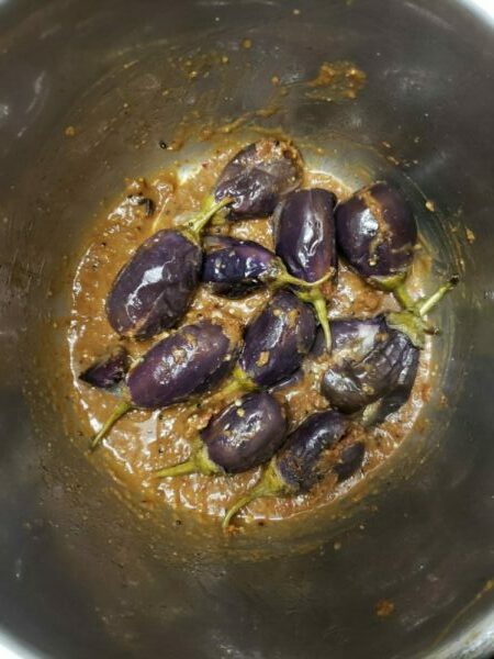 Stuffed indian eggplant gravy - Ennai Kathirikkai kuzhambu